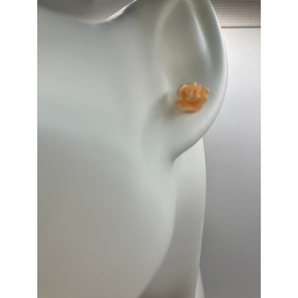 Carved Beige Rose Cameo Cabochon 7 mm Stud Earrings! - Picture 2 of 6